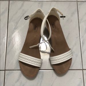 NWOT! White shoes with a small wedge, from Bass.